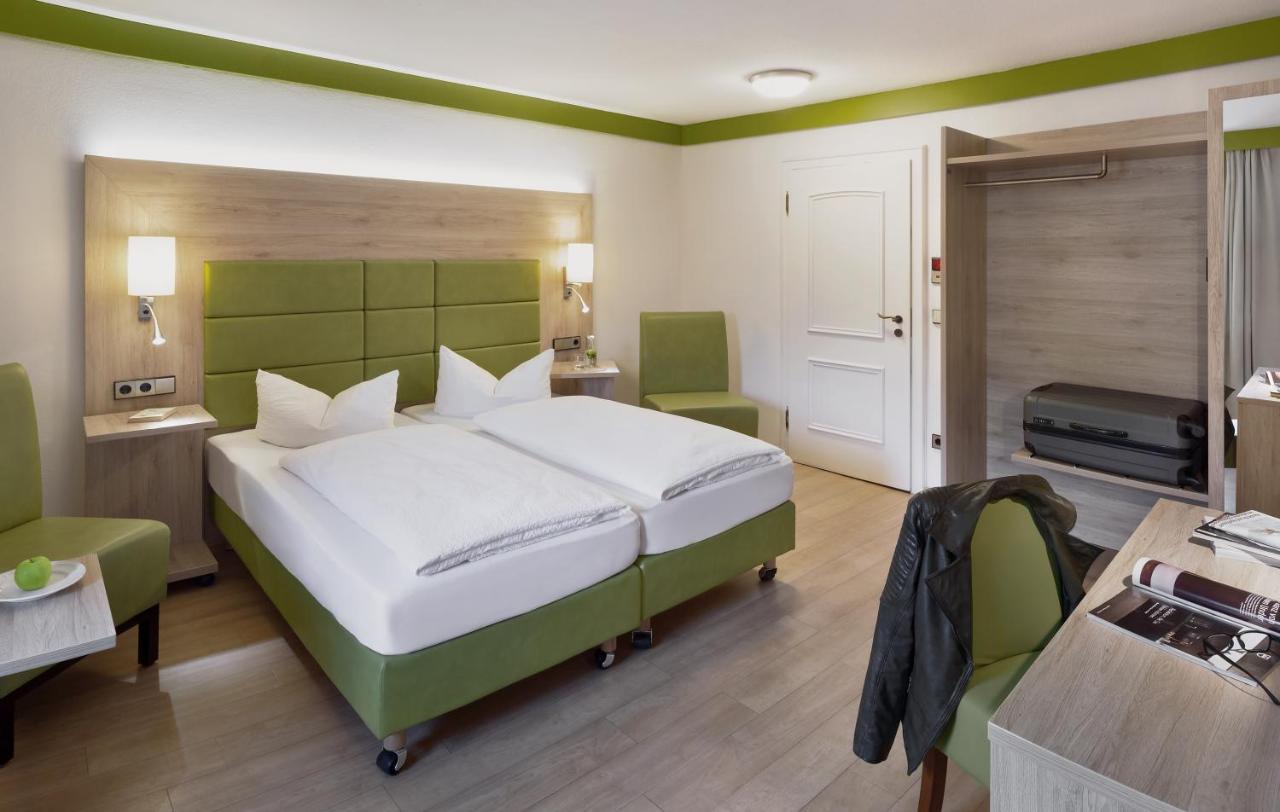 Wirtshaus & Hotel Goldener Greif Edelsfeld 外观 照片