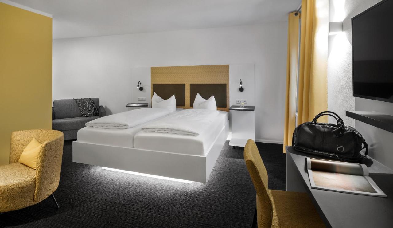 Wirtshaus & Hotel Goldener Greif Edelsfeld 外观 照片