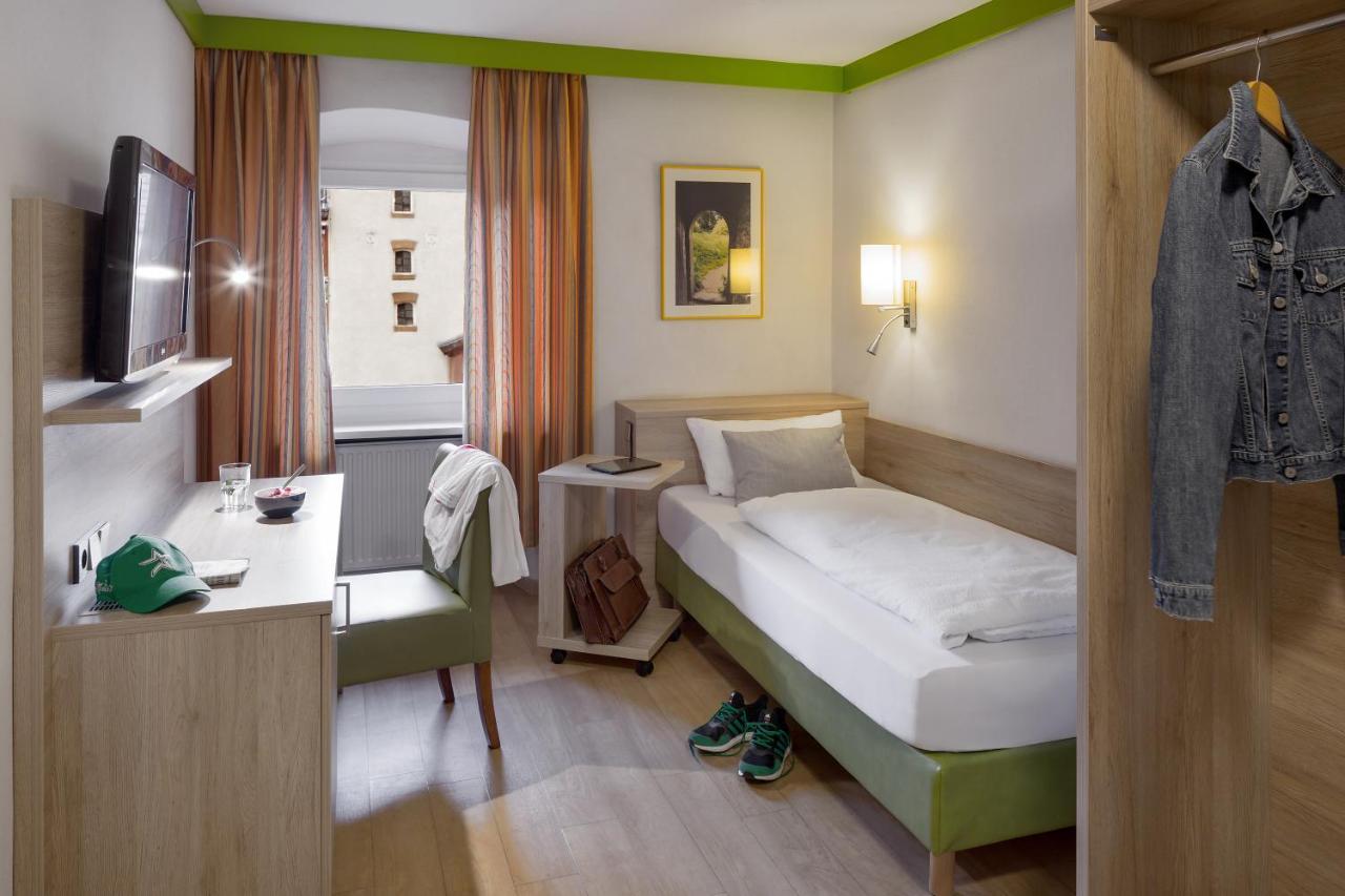 Wirtshaus & Hotel Goldener Greif Edelsfeld 外观 照片