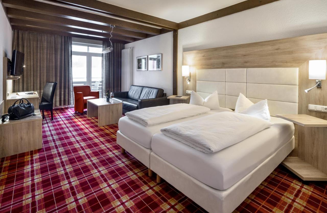 Wirtshaus & Hotel Goldener Greif Edelsfeld 外观 照片