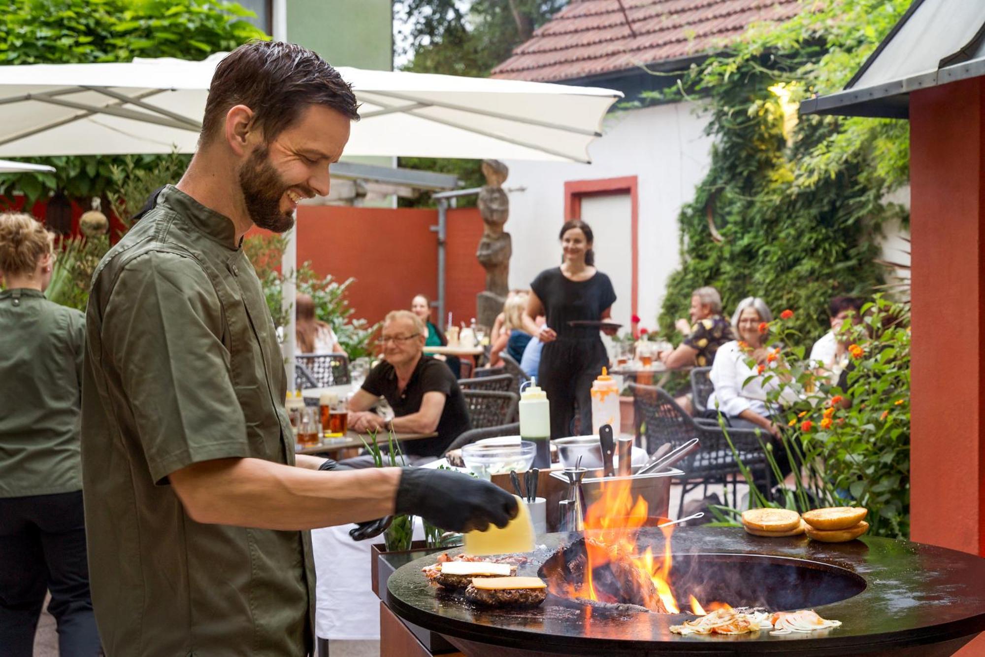 Wirtshaus & Hotel Goldener Greif Edelsfeld 外观 照片