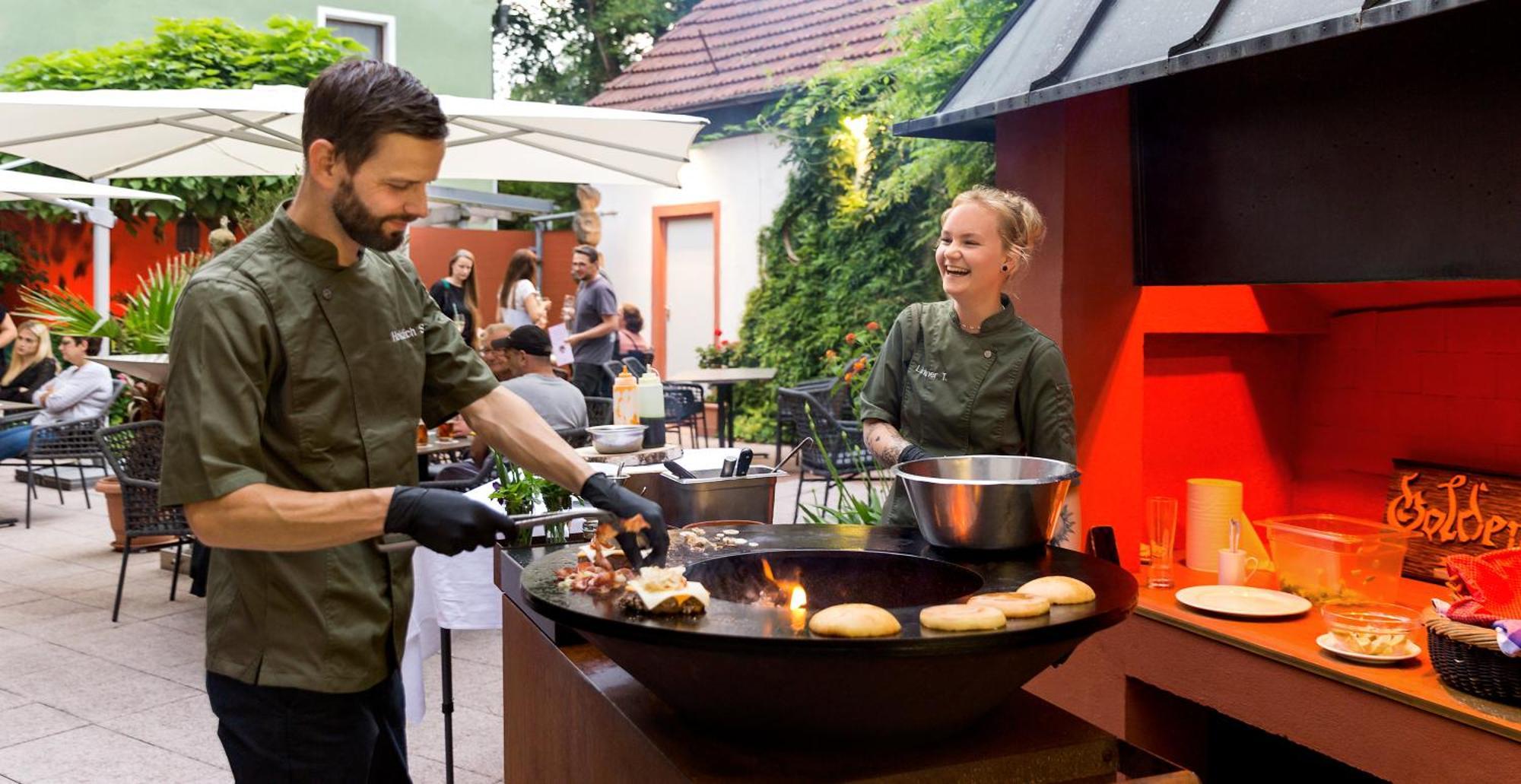 Wirtshaus & Hotel Goldener Greif Edelsfeld 外观 照片