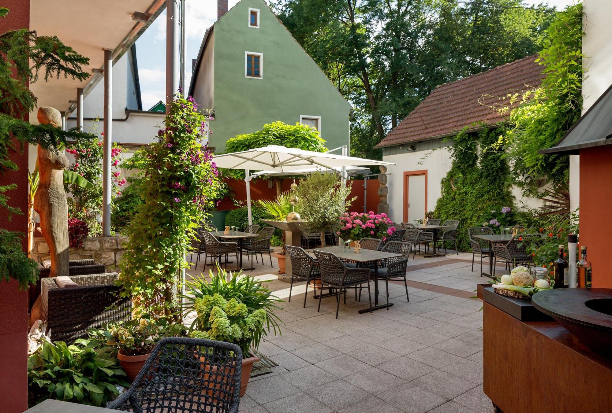 Wirtshaus & Hotel Goldener Greif Edelsfeld 外观 照片