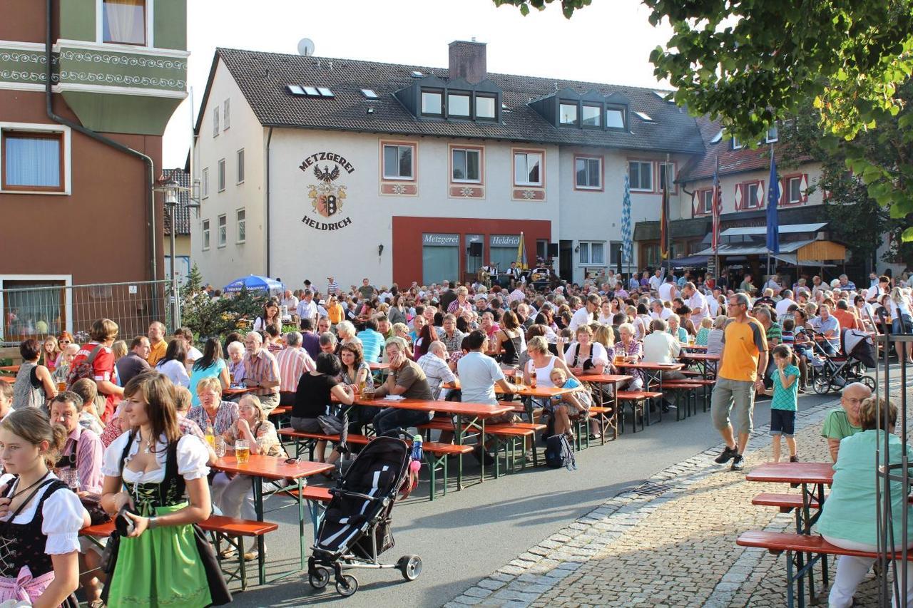Wirtshaus & Hotel Goldener Greif Edelsfeld 外观 照片