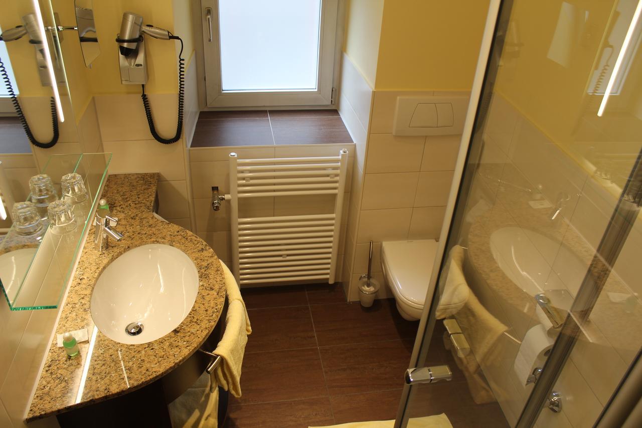 Wirtshaus & Hotel Goldener Greif Edelsfeld 外观 照片